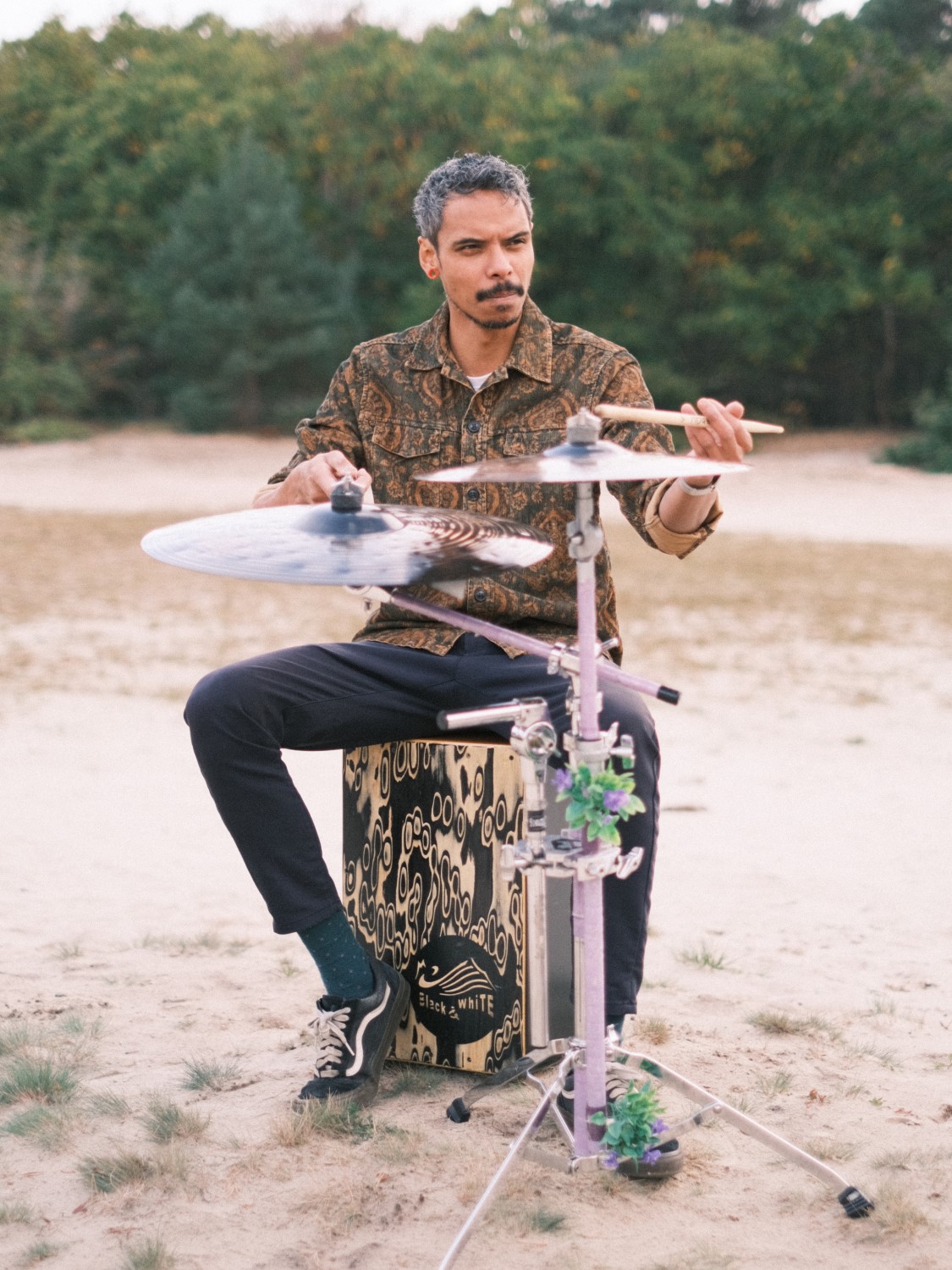 Drummer Amadeus Johannis speelt drums