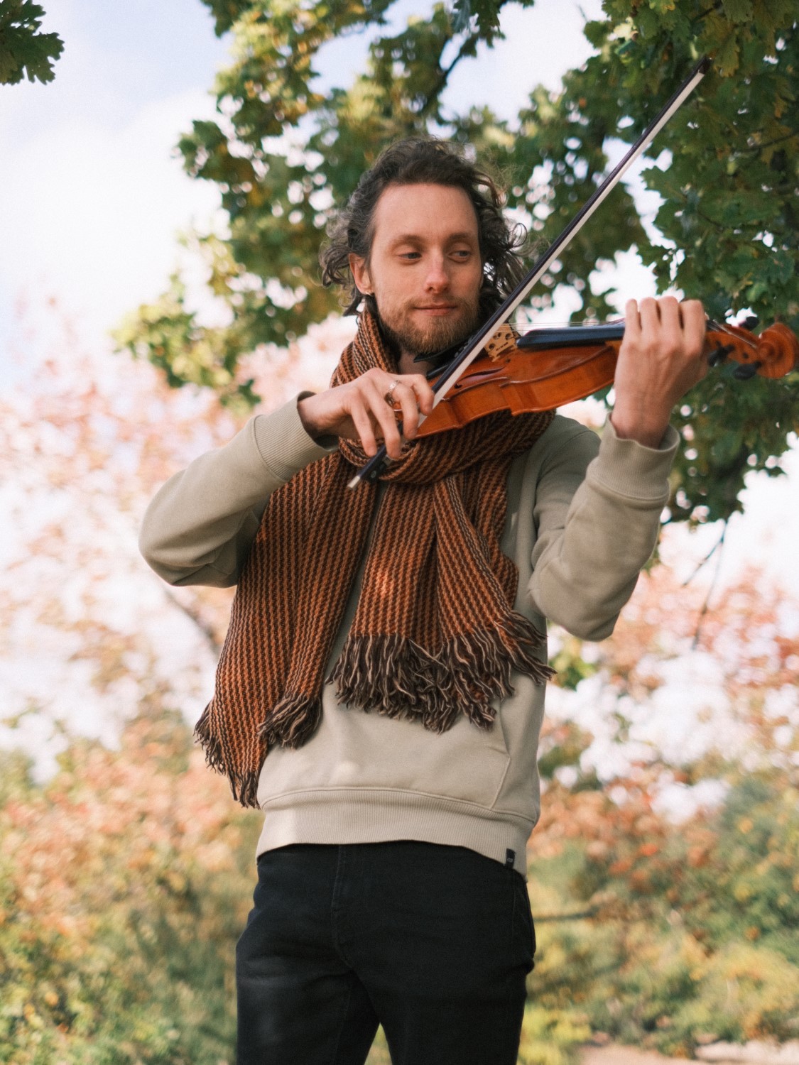 Violist/harpist Kasper de Vries speelt viool