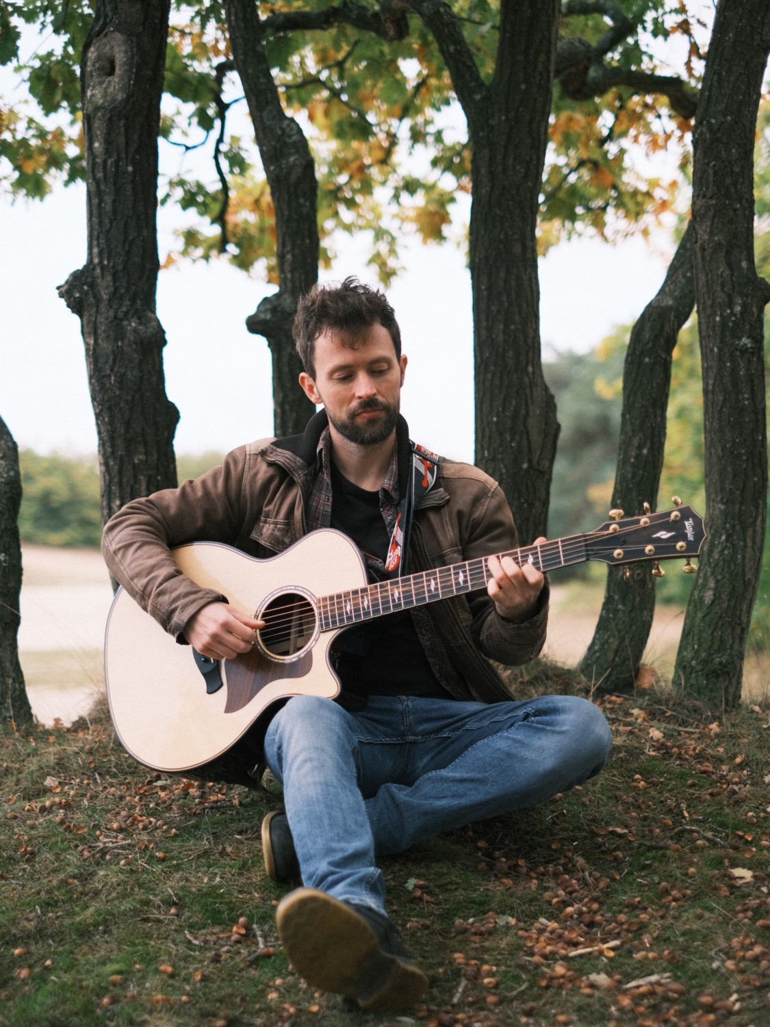 Gitarist Robert van den Heuvel speelt gitaar
