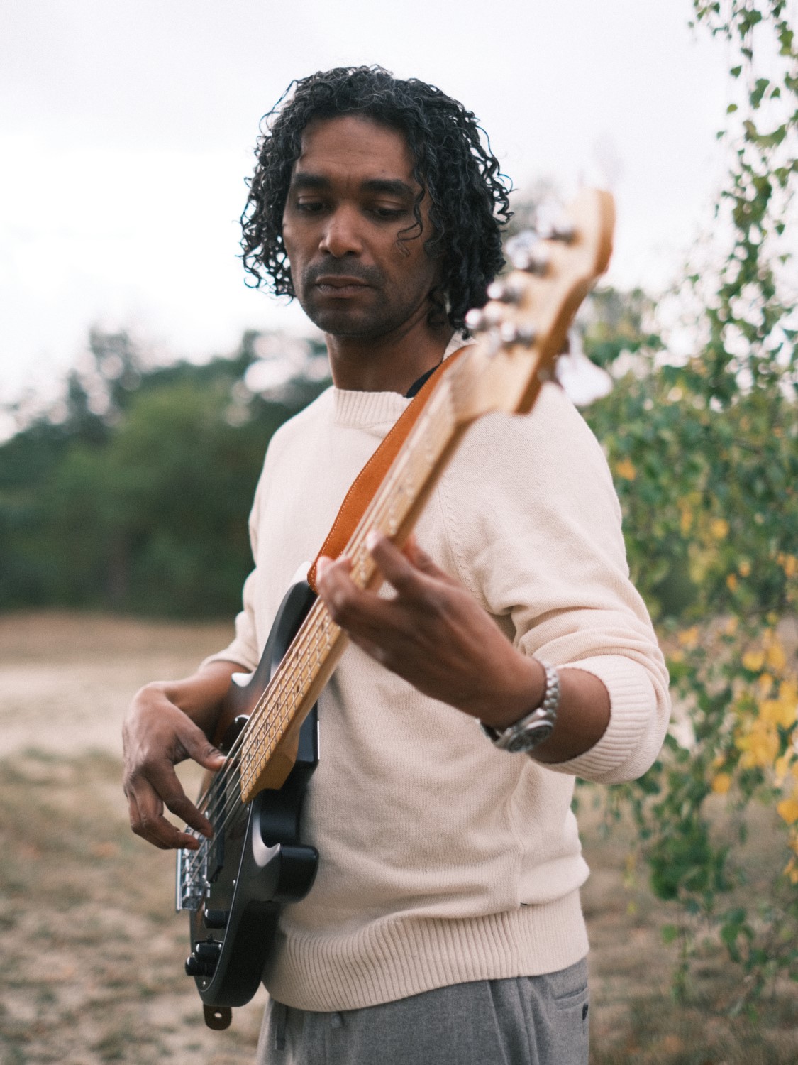Basgitarist Ron Charles speelt basgitaar