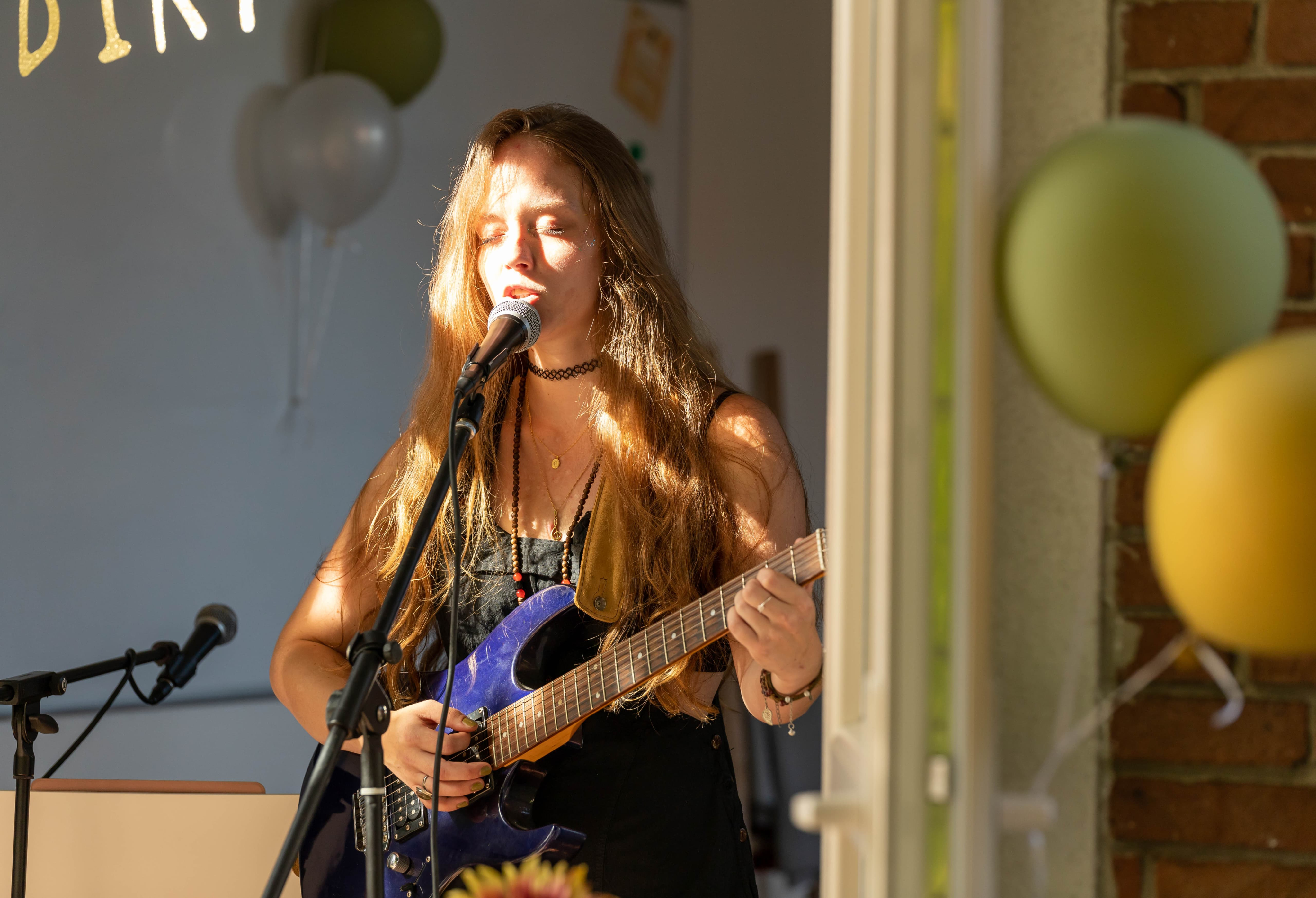 Zangeres Rachelle Adriënne zingt bij verjaardagsfeest in Breda