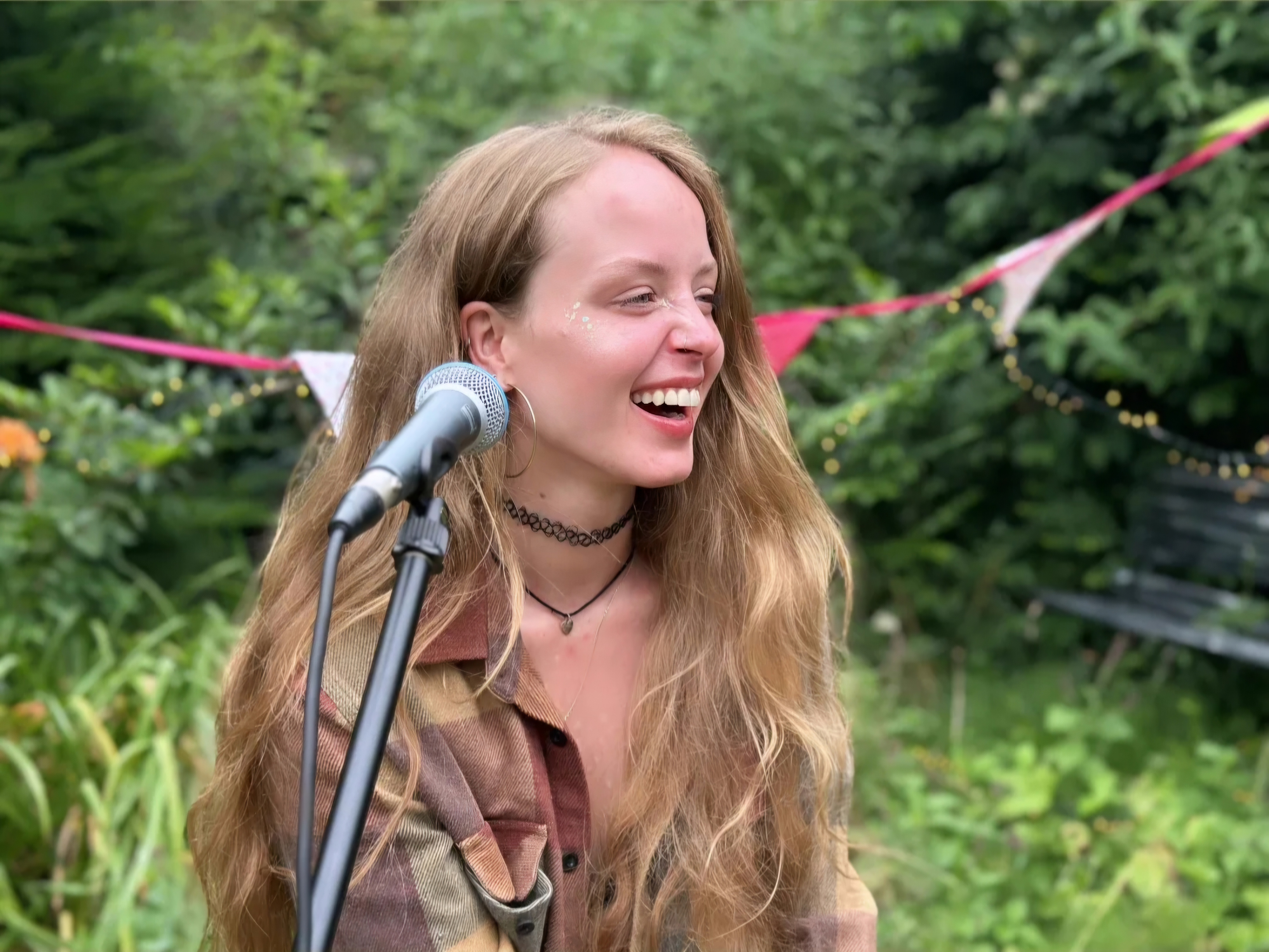 Zangeres Rachelle Adriënne lacht bij Gluren bij de Buren in Breda