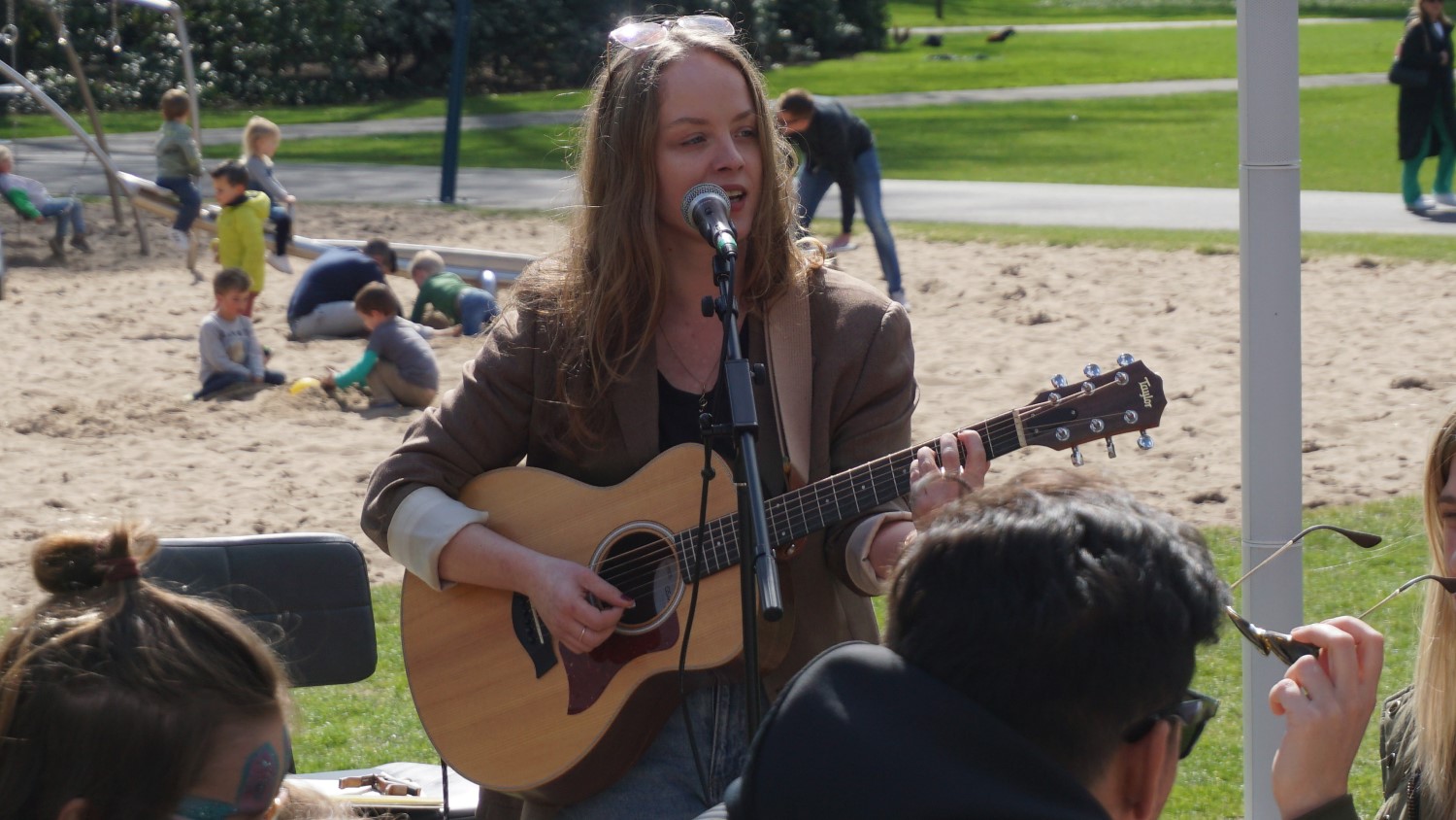 Zangeres Rachelle Adriënne speelt gitaar en zingt bij T-Huis in Breda