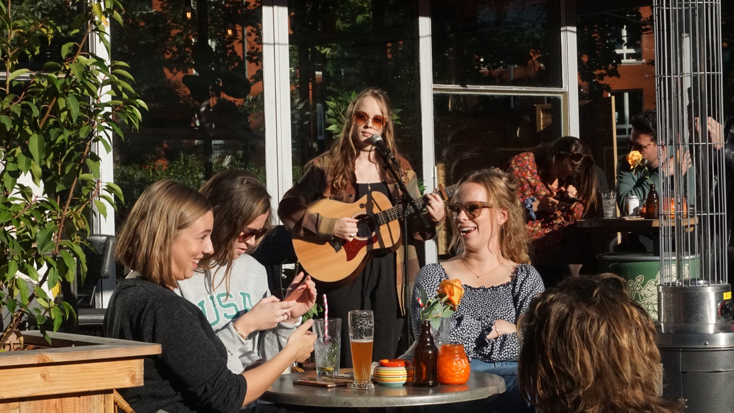 Zangeres Rachelle Adriënne speelt gitaar en zingt bij T-Huis in Breda