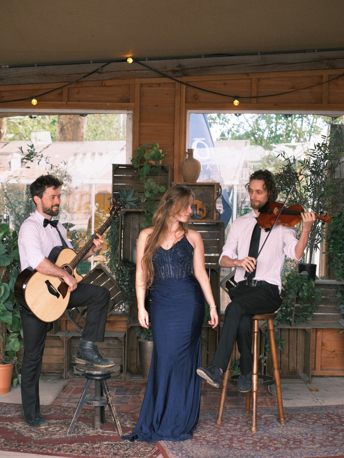 Akoestisch trio te boeken in Breda en Noord-Brabant voor live muziek met Rachelle Adriënne, violist Kasper de Vries en gitarist Robert van den Heuvel