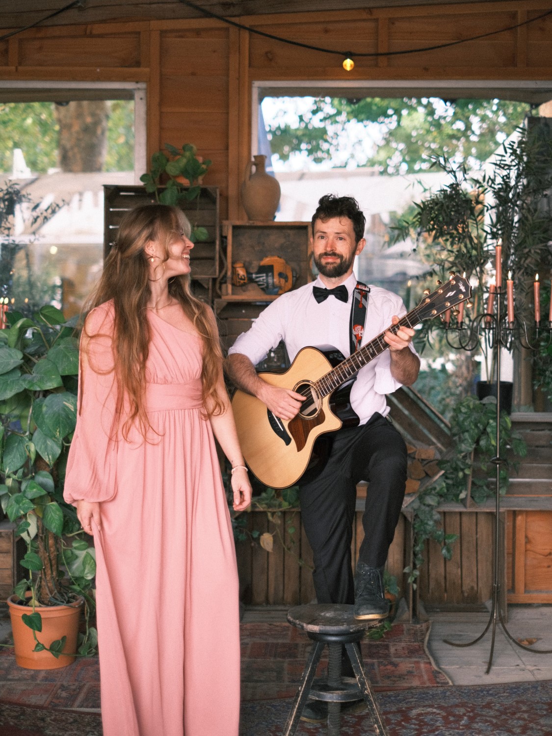 Akoestisch duo te boeken in Breda en Noord-Brabant voor live muziek met zangeres Rachelle Adriënne
