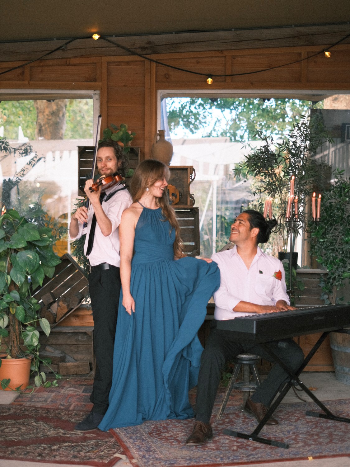 Akoestisch trio te boeken in Breda en Noord-Brabant voor live muziek met zangeres Rachelle Adriënne, violist Kasper de Vries en pianist Jarno Ibarra