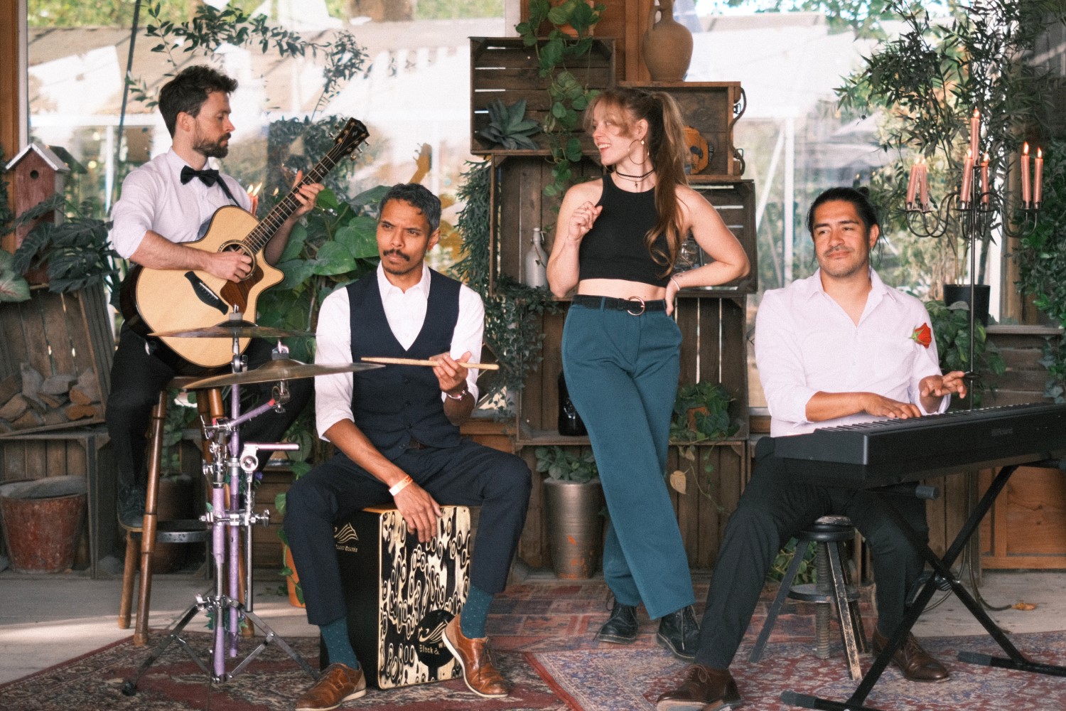 Live band te boeken in Breda en Noord-Brabant voor live muziek met zangeres Rachelle Adriënne, pianist Jarno Ibarra, drummer Amadeus Johannis en gitarist Robert van den Heuvel