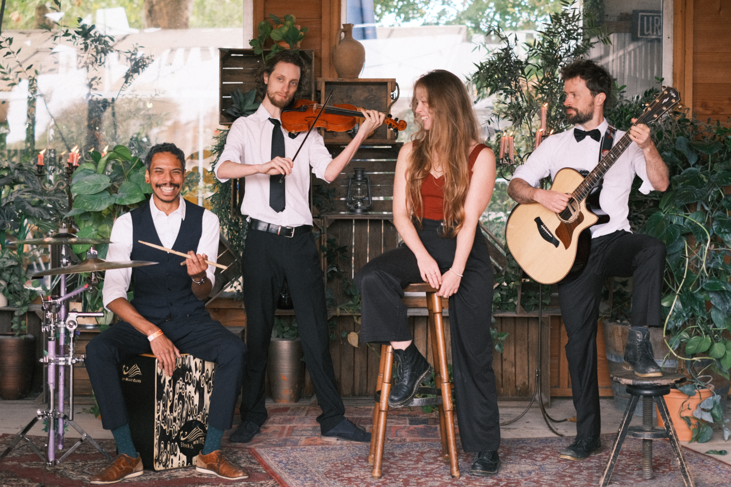 Live band te boeken in Breda en Noord-Brabant voor live muziek met zangeres Rachelle Adriënne, violist Kasper de Vries, drummer Amadeus Johannis en gitarist Robert van den Heuvel
