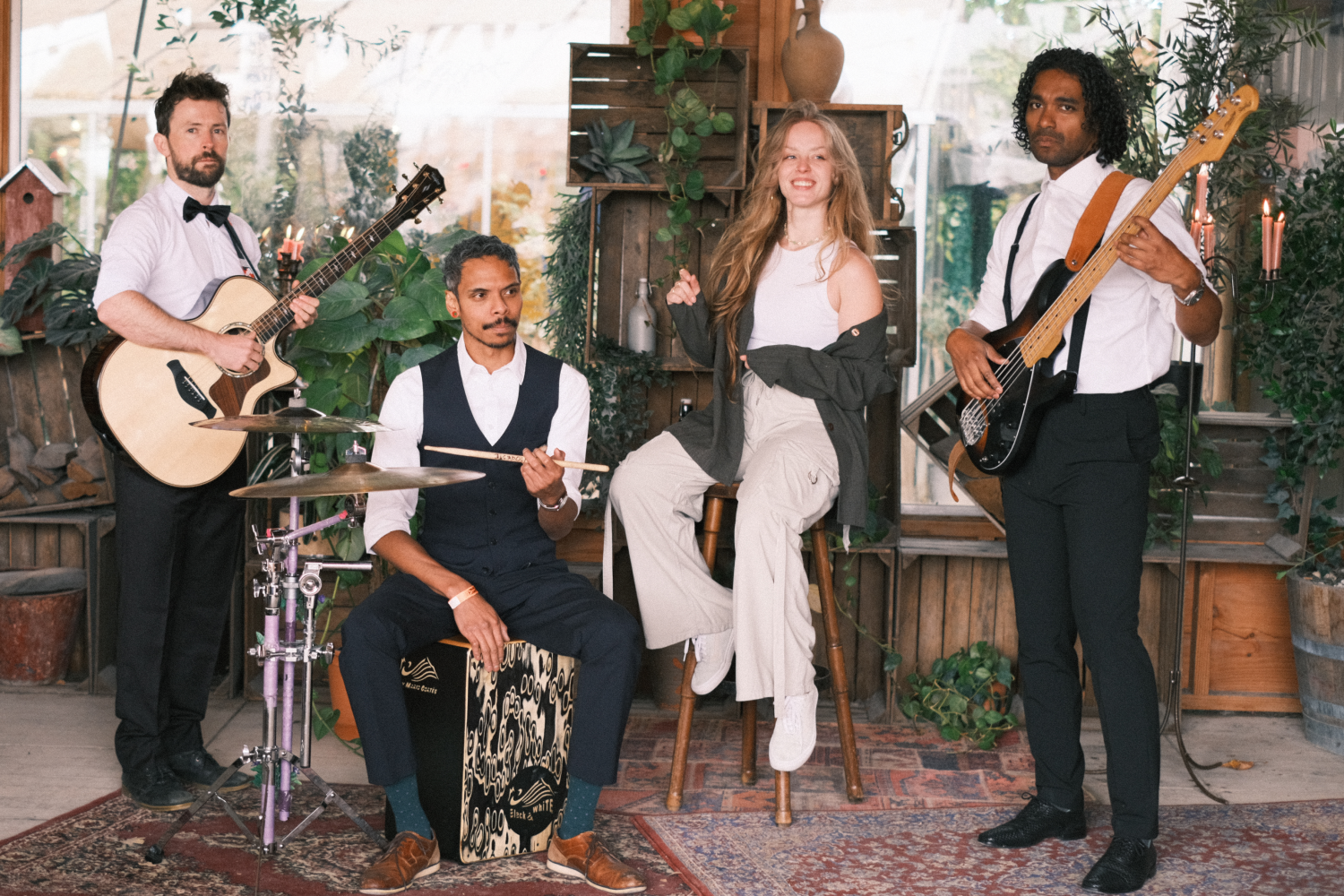 Live band te boeken in Breda en Noord-Brabant voor live muziek met zangeres Rachelle Adriënne, drummer Amadeus Johannis, basgitarist Ron Charles en gitarist Robert van den Heuvel