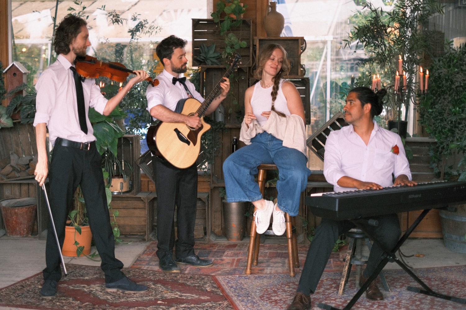 Live band te boeken in Breda en Noord-Brabant voor live muziek met zangeres Rachelle Adriënne, violist Kasper de Vries, pianist Jarno Ibarra en gitarist Robert van den Heuvel