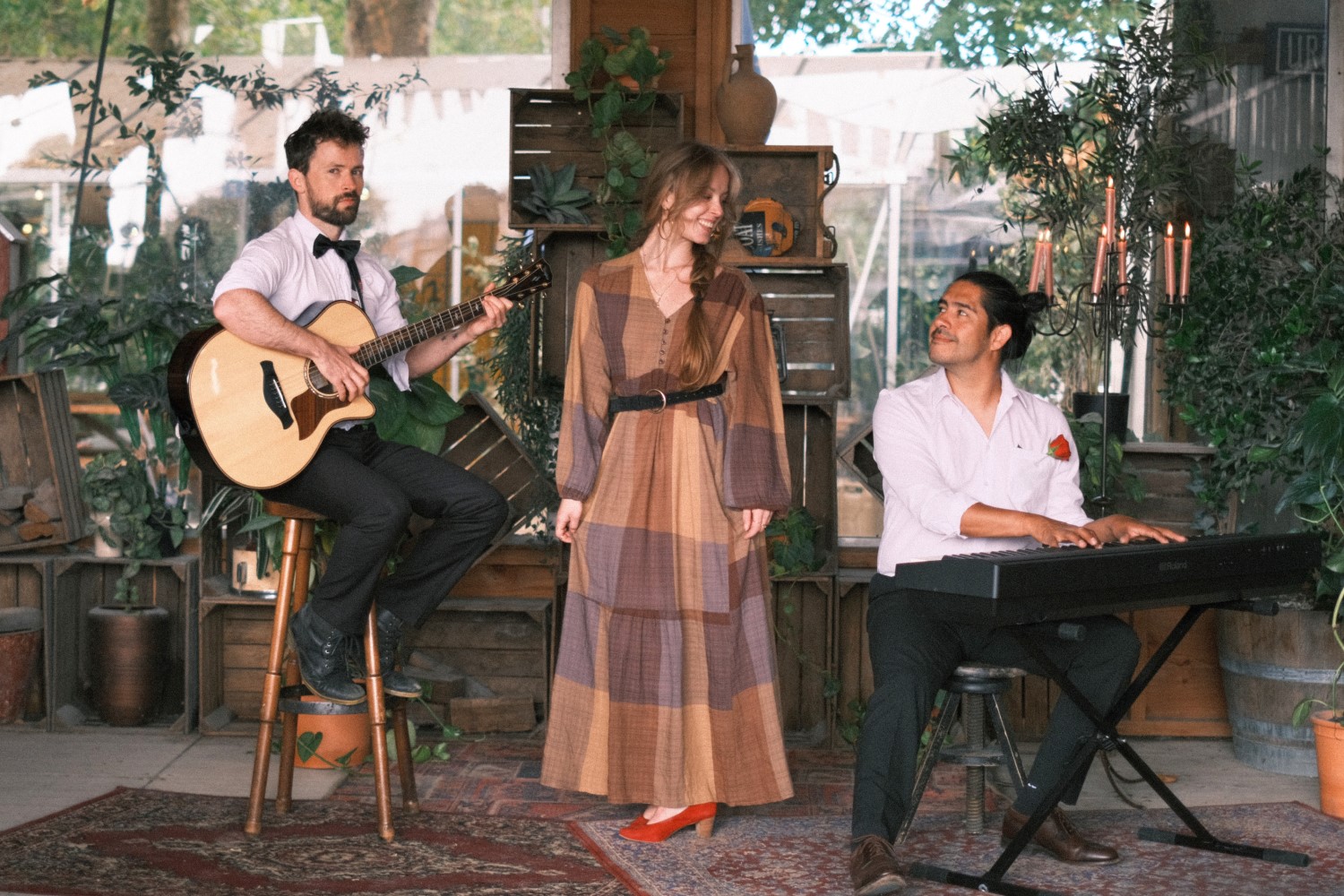 Akoustisch trio te boeken in Breda met zangeres Rachelle Adriënne, pianist Jarno Ibarra en gitarist Robert van den Heuvel