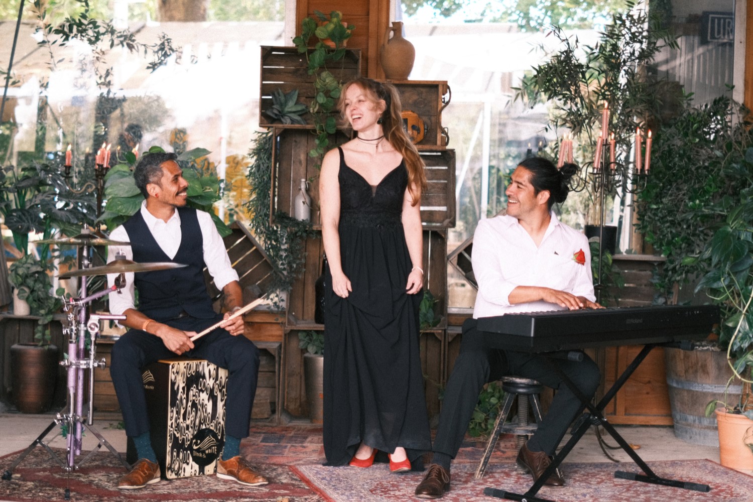 Akoestisch trio te boeken in Breda en Noord-Brabant live muziek met zangeres Rachelle Adriënne, pianist Jarno Ibarra en drummer Amadeus Johannis