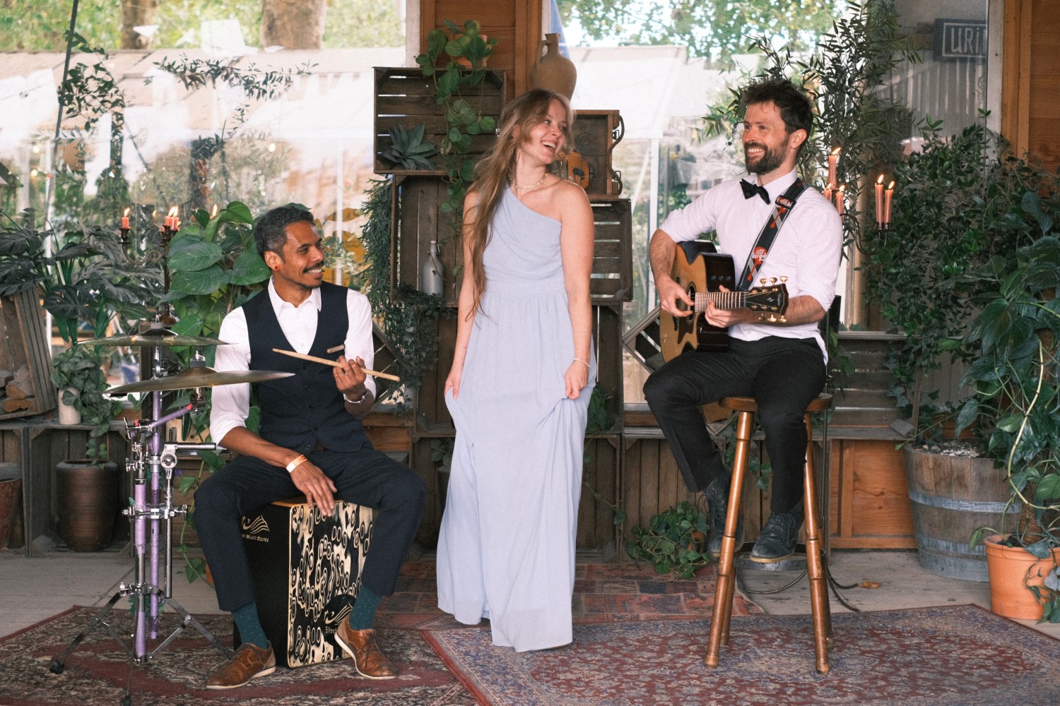 Akoestisch trio te boeken in Breda en Noord-Brabant live muziek met zangeres Rachelle Adriënne, drummer Amadeus Johannis en gitarist Robert van den Heuvel