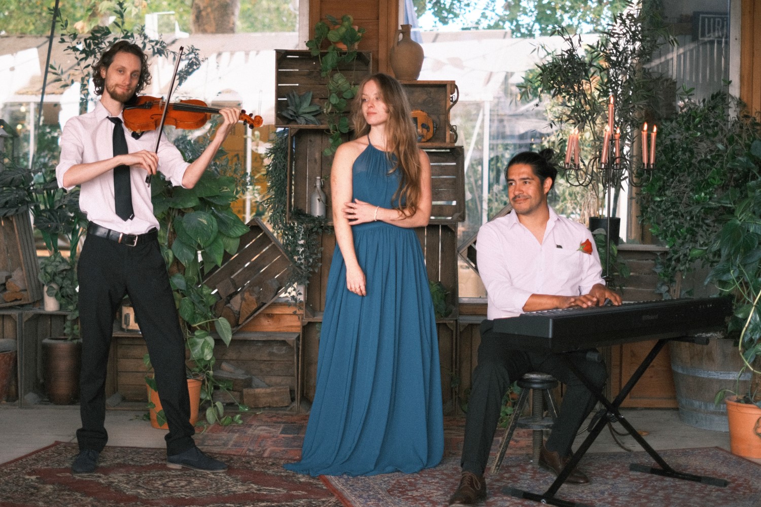 Akoestisch trio te boeken in Breda en Noord-Brabant live muziek met zangeres Rachelle Adriënne, violist Kasper de Vries en pianist Jarno Ibarra