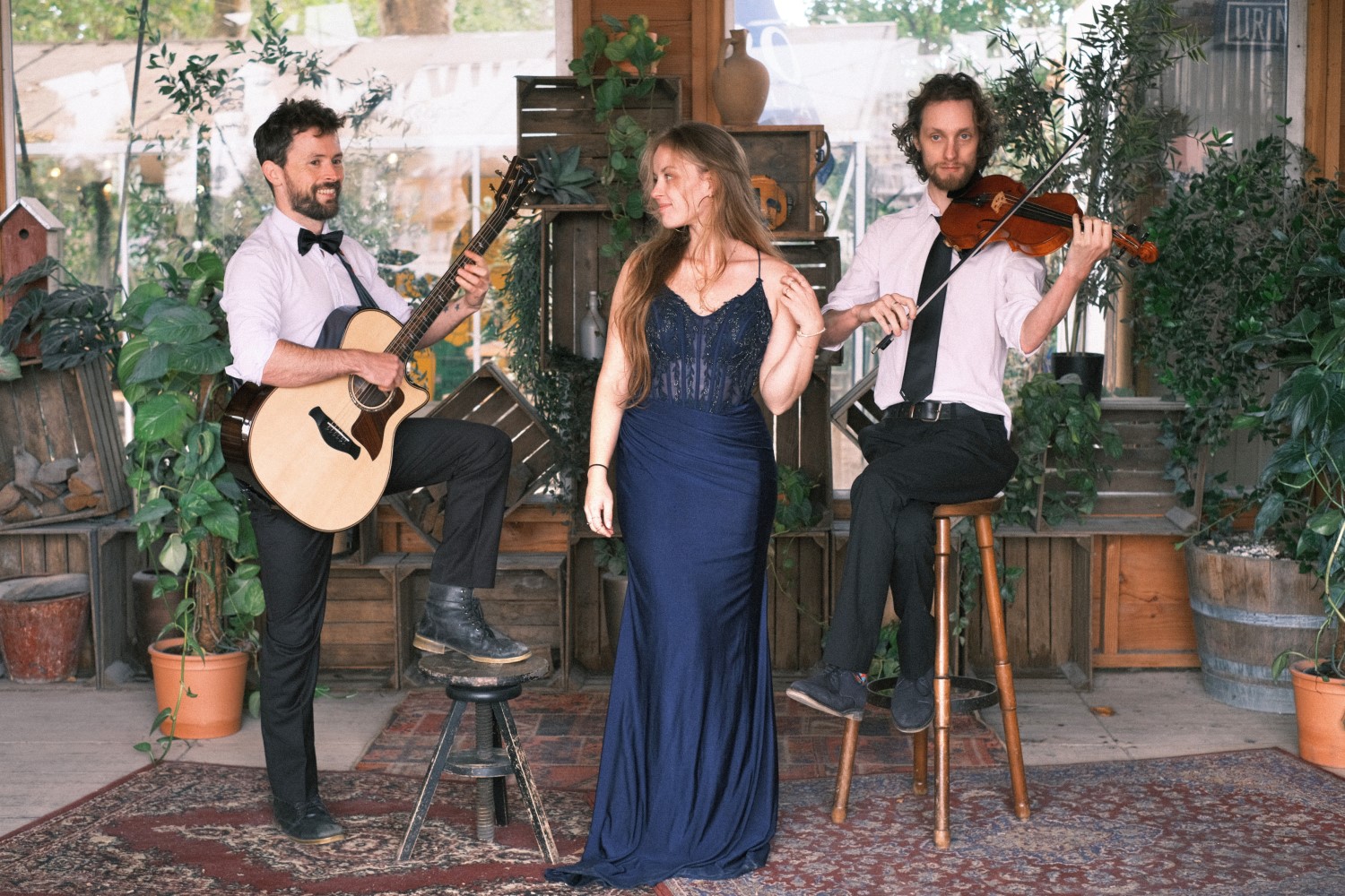 Akoestisch trio te boeken in Breda en Noord-Brabant live muziek met zangeres Rachelle Adriënne, violist Kasper de Vries en gitarist Robert van den Heuvel