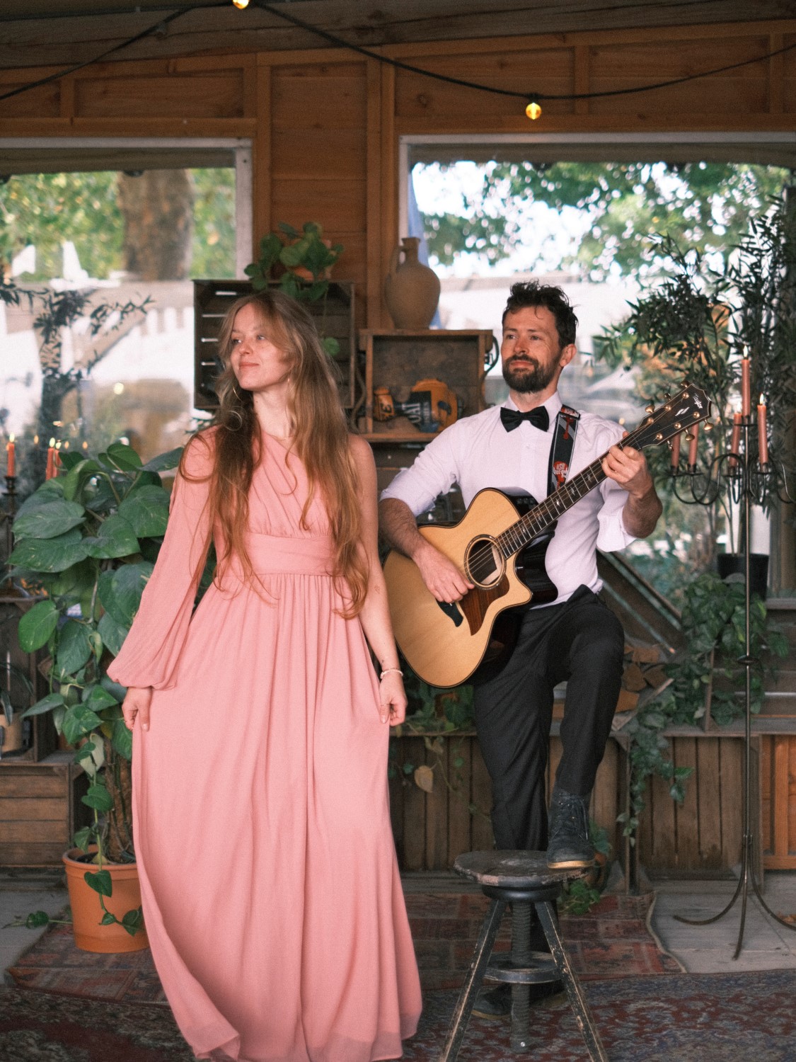 Akoestisch duo te boeken in Breda en Noord-Brabant voor live muziek met zangeres Rachelle Adriënne en gitarist Robert van den Heuvel