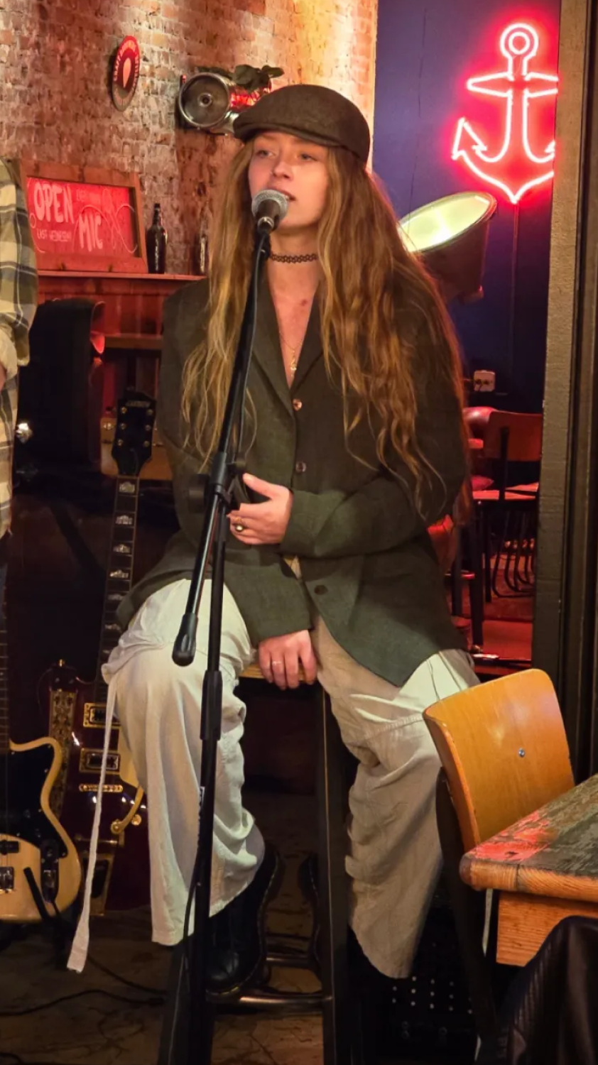 Zangeres Rachelle Adriënne zingt op Kompaan Binnenhaven in Rotterdam