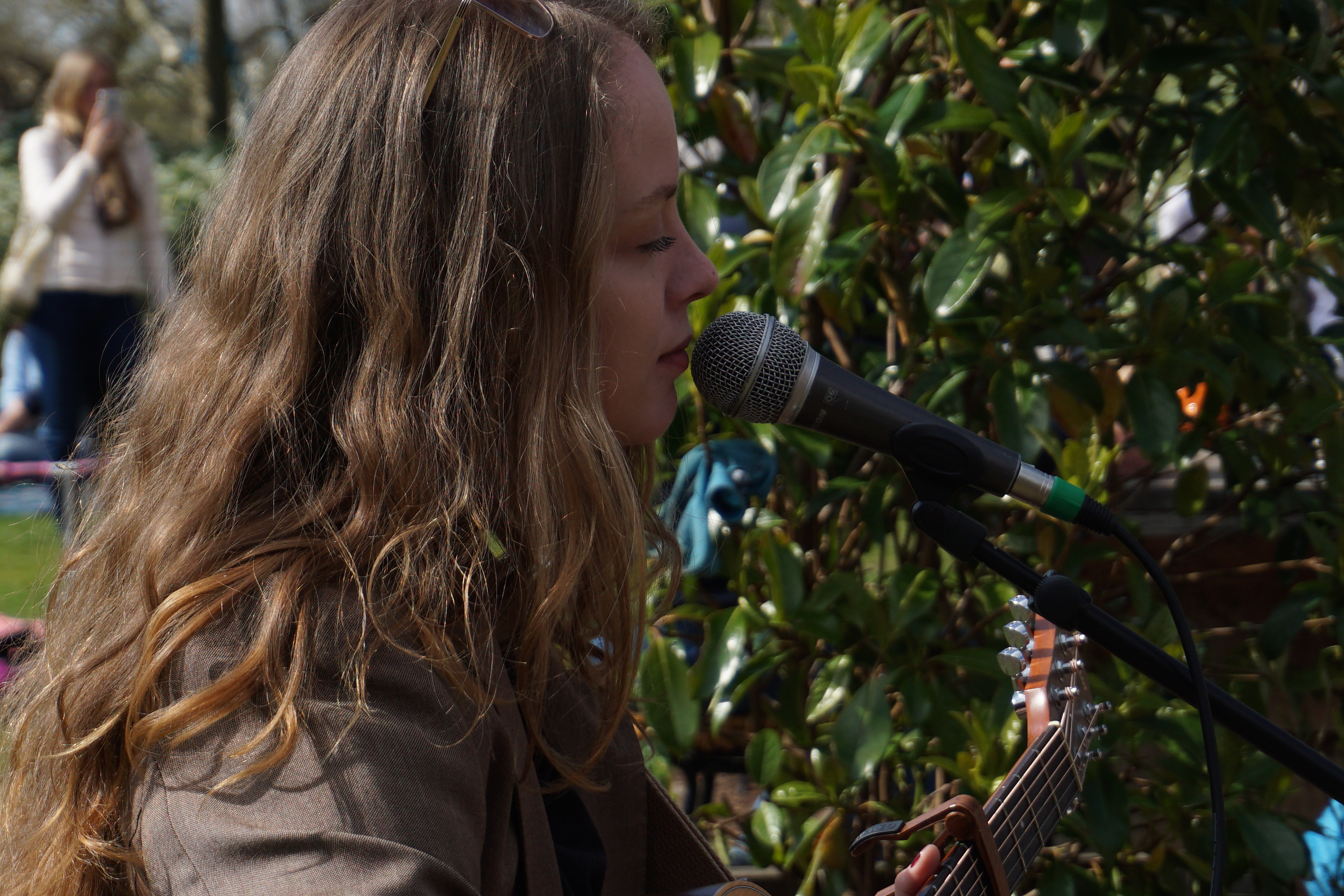 Zangeres Rachelle Adriënne speelt gitaar en zingt bij T-Huis in Breda