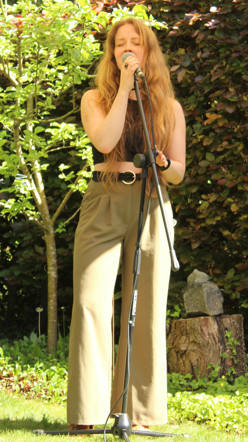 Zangeres Rachelle Adriënne zingt bij verjaardagfeest in Goirle