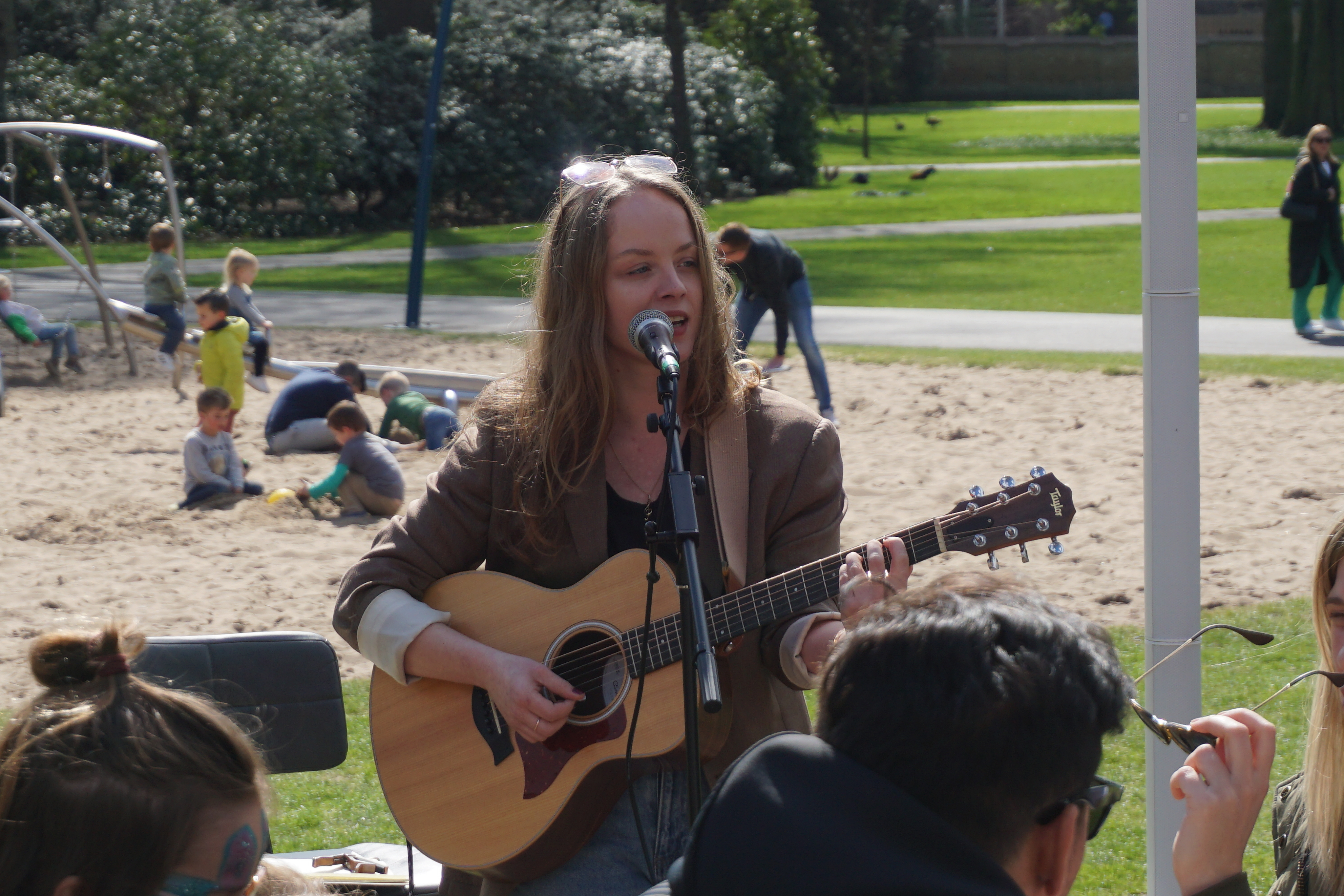 Evenementen zangeres Rachelle Adriënne zingt bij T-Huis in Breda