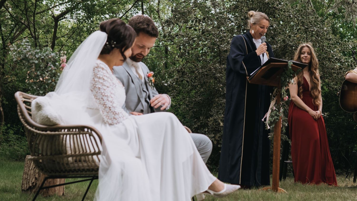 Zangeres Rachelle Adriënne verzorgt live muziek op het terras