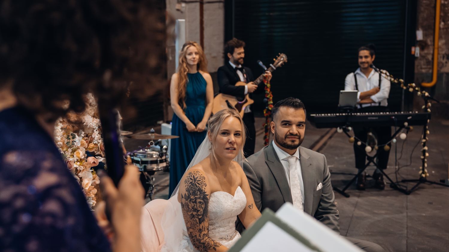 Zangeres Rachelle Adriënne verzorgt live muziek op verjaardagsfeest